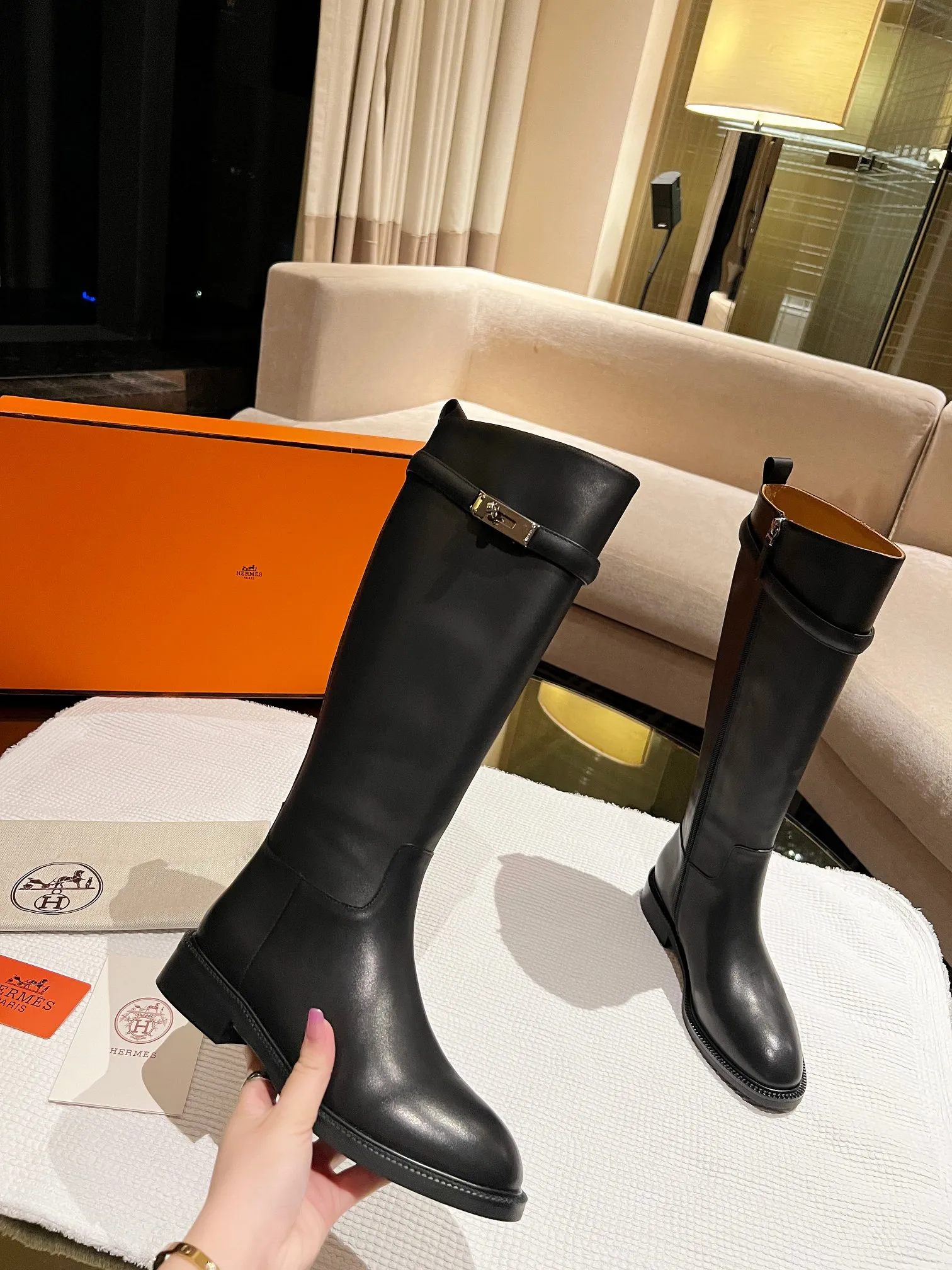 💕💕Factory direct selling price p840💕💕. Top version original purchase 3D three-dimensional last leg craft boot shaft three-dimensional non-deformation H home 2025 autumn and winter new style HERMES classic long boots, naturally have unique craftsmanship and quality. The leather of these boots is all imported and customized, and the inner material is also imported customized cowhide. They are easy to wear, comfortable and look good with everything. They are a must-have for autumn and winter, and the style lasts forever. These knight boots will never go out of style no matter how you wear them. Upper: Imported original calfskin Lining: Imported cowhide lining Size: Female 35-39 (40 41 non-returnable and non-exchangeable)